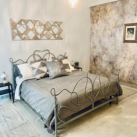 Lovely 2 Bedroom Steps From Ascoli's Stunning Piazza Del Popolo Apartment *